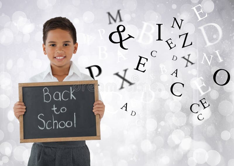 Wiele listy wokoło ucznia trzyma z powrotem szkoły blackboard przed jaskrawym bokeh tłem zdjęcie stock Wiele listy wokoło ucznia trzyma z powrotem szkoły blackboard przed jaskrawym bokeh tłem zdjęcie stock