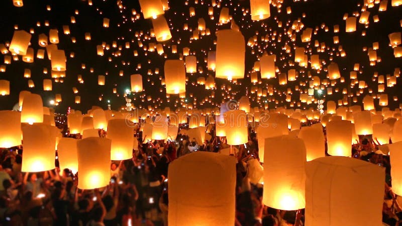 Wiele niebo lampiony Unosi się W Loi Krathong festiwalu Chiang Mai Tajlandia 2014 zbiory wideo