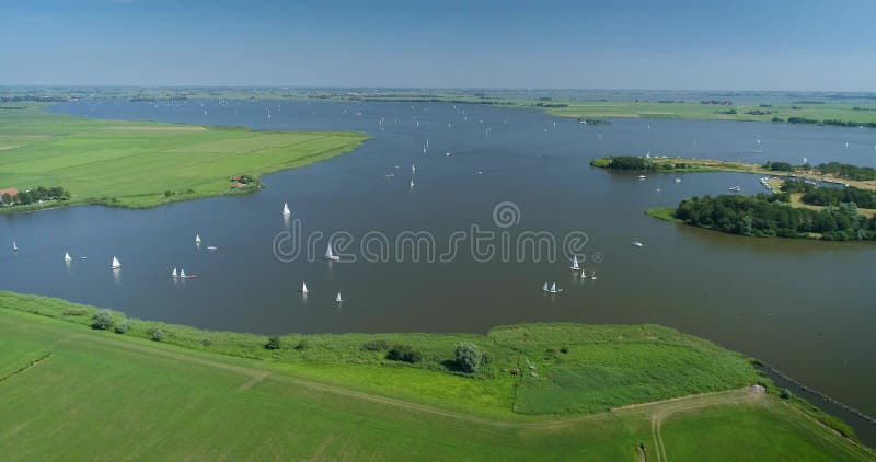 Wiele żaglowców na holenderskim jeziorze fluessen ze sztuczną wyspą przegląd fluessen friesland na holandii nagranie drona 4 k