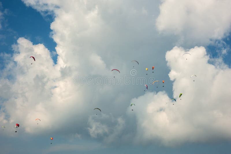 Wielka grupa paragliders lata w niebie przeciw tłu chmury zdjęcie royalty free Wielka grupa paragliders lata w niebie przeciw tłu chmury zdjęcie royalty free
