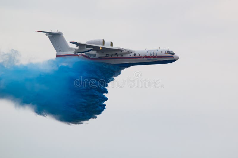 Wielka ratuneku samolotu usypów woda gasić ogienia