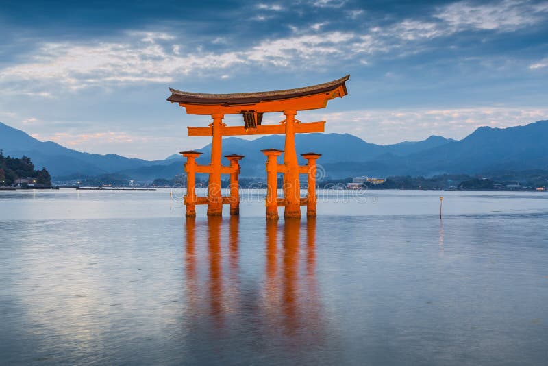 Wielka spławowa brama na Miyajima wyspie blisko Itsukushim (O-Torii) obrazy stock Wielka spławowa brama na Miyajima wyspie blisko Itsukushim (O-Torii) obrazy stock