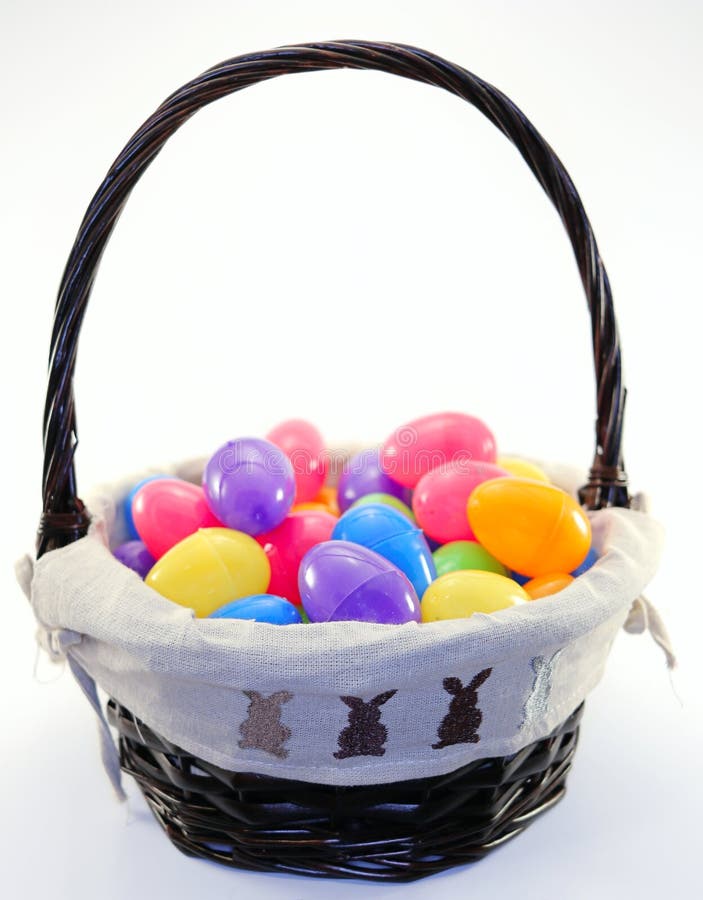 Wielkanocny koszykowy pełny asortowani barwioni Easter jajka obraz stock Wielkanocny koszykowy pełny asortowani barwioni Easter jajka obraz stock