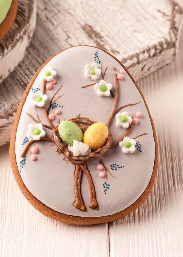 Wielkanocny szary ciastko z dekoracyjnymi Easter jajkami, kwiatami blisko białych tnących desek i obrazy stock Wielkanocny szary ciastko z dekoracyjnymi Easter jajkami, kwiatami blisko białych tnących desek i obrazy stock