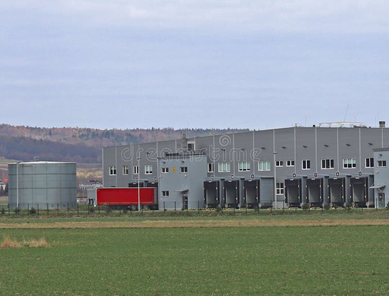 Wielki automobilowy logistyki centrum Transport i destribution towary Motorowy transport workplaces Ekonomie i autobus obraz stock Wielki automobilowy logistyki centrum Transport i destribution towary Motorowy transport workplaces Ekonomie i autobus obraz stock