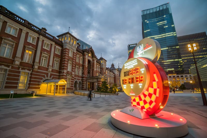 Wielki, czerwony zegar na stacji Tokio, który liczy czas pozostały do igrzysk olimpijskich w Tokio w 2020 roku fotografia stock