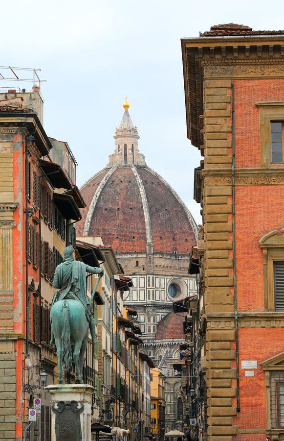 : Wielki Kopuł Brunelleschi i rzeźba Jeździecka w centrum miasta obrazy royalty free