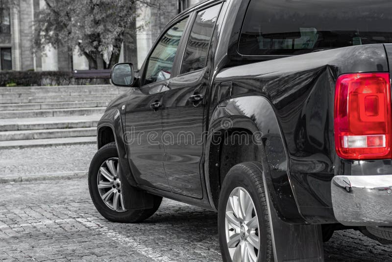 Wielki SUV tylni widok przeciw tłu granitowi kroki i drewno obrazy stock Wielki SUV tylni widok przeciw tłu granitowi kroki i drewno obrazy stock