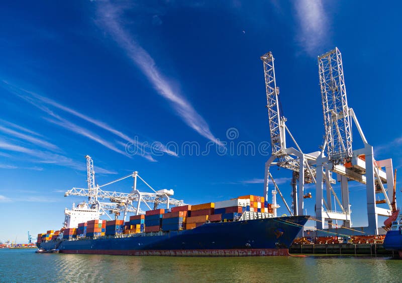 Wielki zbiornika naczynie rozładowywający w porcie Rotterdam zdjęcia stock Wielki zbiornika naczynie rozładowywający w porcie Rotterdam zdjęcia stock