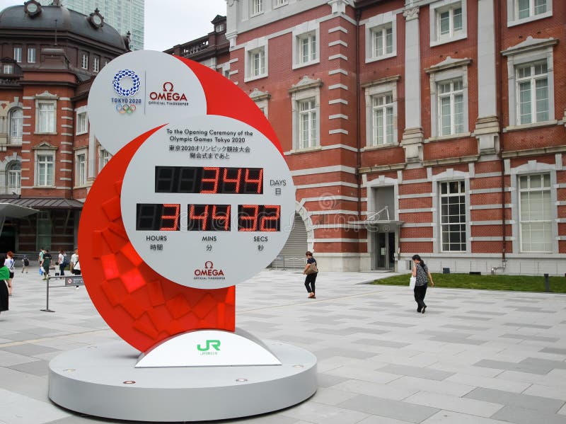 Wielki zegar przed stacją tokyo, który liczy czas pozostały do igrzysk olimpijskich w 2020 zdjęcia stock