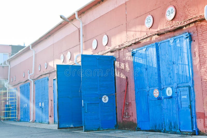 Wielkie błękitne drewniane otwarte bramy hangary, magazyny, garażują dla fotografia stock Wielkie błękitne drewniane otwarte bramy hangary, magazyny, garażują dla fotografia stock