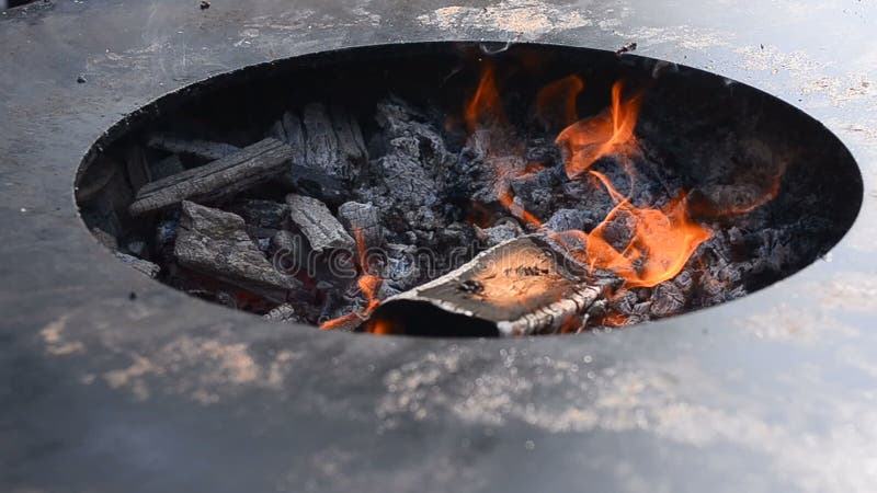 Wielkiego ogienia jama z węgla drzewnego zamkniętym widokiem zdjęcie wideo