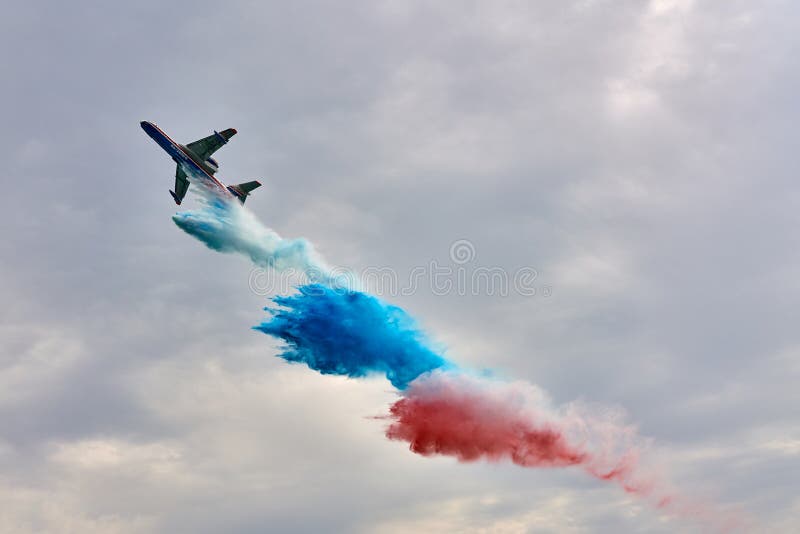 Wielocelowa płazia samolotu Beriev Be-200ES kropel woda w kolorach Rosyjska tricolor flaga fotografia stock Wielocelowa płazia samolotu Beriev Be-200ES kropel woda w kolorach Rosyjska tricolor flaga fotografia stock