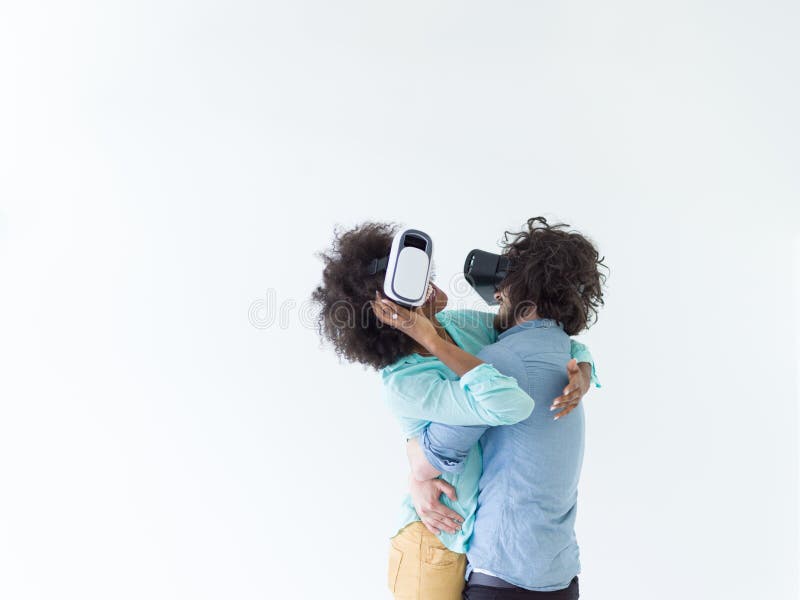 Wieloetniczna para dostaje doświadczenie używać VR słuchawki szkła fotografia royalty free Wieloetniczna para dostaje doświadczenie używać VR słuchawki szkła fotografia royalty free