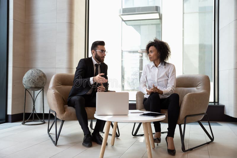 Wielorasowy partner biznesowy współpracuje ze sobą w zakresie laptopów obraz stock Wielorasowy partner biznesowy współpracuje ze sobą w zakresie laptopów obraz stock