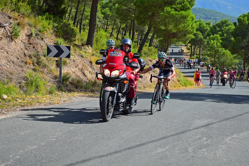 Wielrennersholding op Motorfietsla Vuelta España stock foto Wielrennersholding op Motorfietsla Vuelta España stock foto