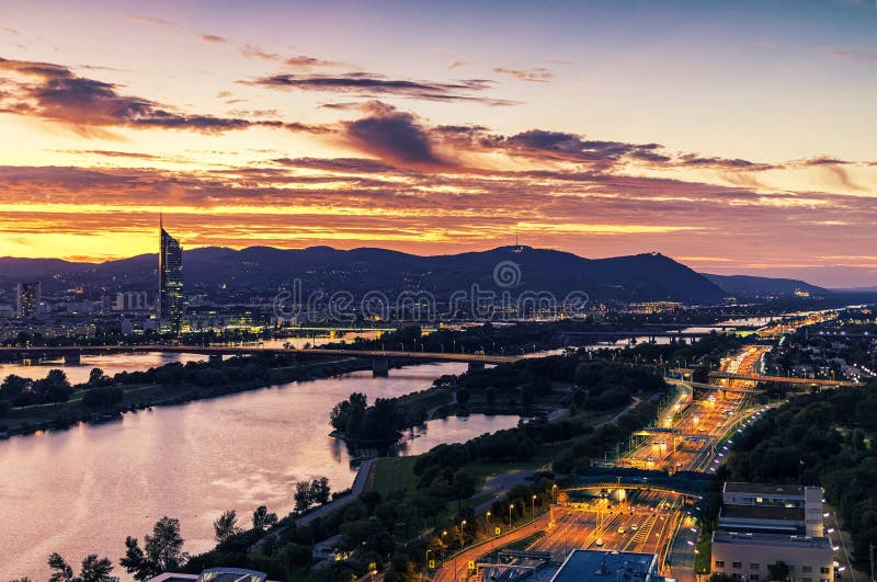 Wien bei Sonnenuntergang mit dem Fluss Danube und dem weitläufigen öffentlichen Erholungsgebiet, der so genannten Danube-Insel stockfotografie Wien bei Sonnenuntergang mit dem Fluss Danube und dem weitläufigen öffentlichen Erholungsgebiet, der so genannten Danube-Insel stockfotografie