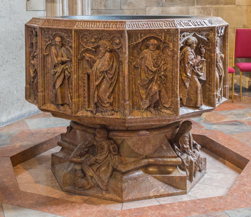 Wien - lägre del av den gotiska marmorbaptisteryen av domkyrkan eller Stephansdom för St Stephens i kapell för st Katherine arkivfoto Wien - lägre del av den gotiska marmorbaptisteryen av domkyrkan eller Stephansdom för St Stephens i kapell för st Katherine arkivfoto