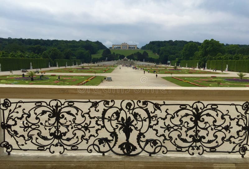 Wien - parkera på den Schönbrunn slotten royaltyfri bild Wien - parkera på den Schönbrunn slotten royaltyfri bild