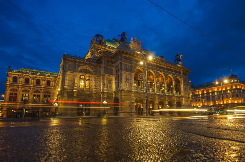 Wien statoperahus på natten royaltyfria foton Wien statoperahus på natten royaltyfria foton