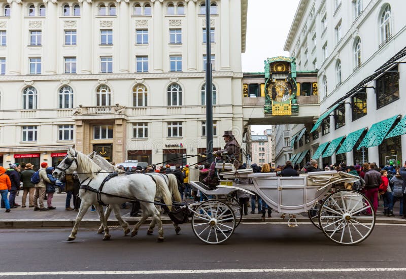 WIEN, ÖSTERREICH - 28. DEZEMBER 2016: Fiaker-Pferdewagen nahe Ankeruhr-Uhr in Hoher Markt am 28. Dezember 2016 in Wien lizenzfreie stockbilder WIEN, ÖSTERREICH - 28. DEZEMBER 2016: Fiaker-Pferdewagen nahe Ankeruhr-Uhr in Hoher Markt am 28. Dezember 2016 in Wien lizenzfreie stockbilder
