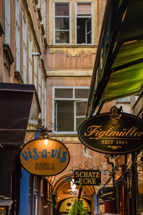Wien, Österreich - September, 15, 2019: Fassade von touristischen Geschäften in der Mitte von Wien lizenzfreie stockfotografie Wien, Österreich - September, 15, 2019: Fassade von touristischen Geschäften in der Mitte von Wien lizenzfreie stockfotografie