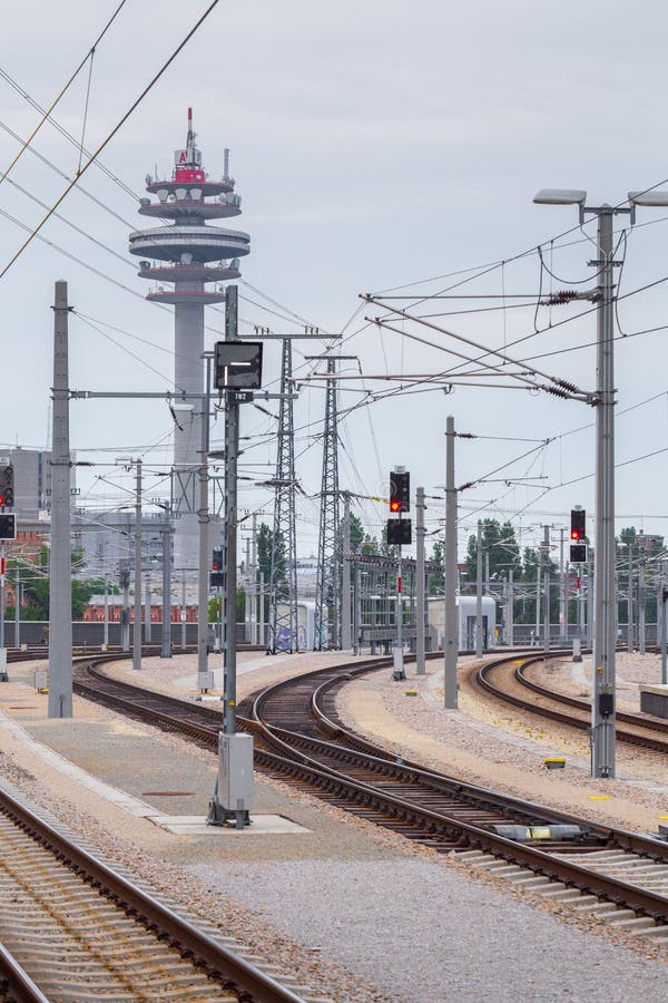 WIEN ÖSTERRIKE - MAJ 27: Sikt av gruppen för telekommunikationtorn A1 Telekom Österrike, från plattformen av den huvudsakliga jär royaltyfri fotografi WIEN ÖSTERRIKE - MAJ 27: Sikt av gruppen för telekommunikationtorn A1 Telekom Österrike, från plattformen av den huvudsakliga jär royaltyfri fotografi