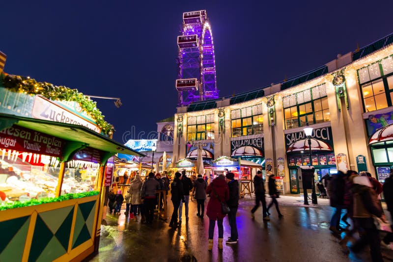 Wien Österrike - 1 12 2018: Wien prater parkerar, Österrike Nattplats från den berömda turist- destinationen Rolig atraction som royaltyfria bilder Wien Österrike - 1 12 2018: Wien prater parkerar, Österrike Nattplats från den berömda turist- destinationen Rolig atraction som royaltyfria bilder