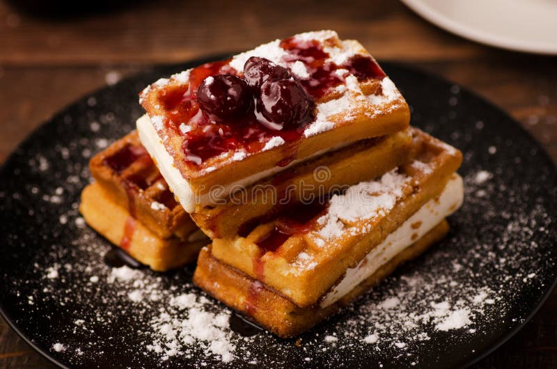 Wiener Oblaten mit Kirschmarmelade stockfotos Wiener Oblaten mit Kirschmarmelade stockfotos