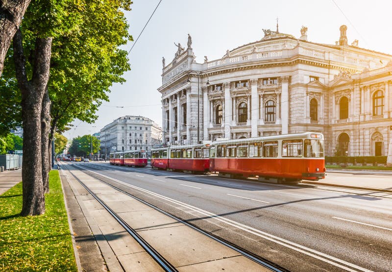 Famoso (la corte) a tradicional eléctrico tranvía sobre el amanecer antiguo estilo filtrar efecto en viena,.