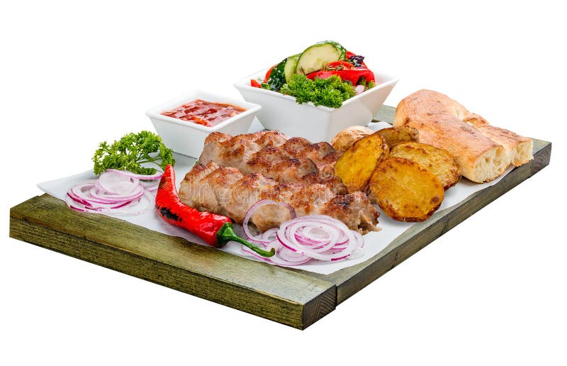 Wieprzowiny kebab z jarzynow? sa?atk?, grulami i kumberlandem, fotografia stock Wieprzowiny kebab z jarzynow? sa?atk?, grulami i kumberlandem, fotografia stock