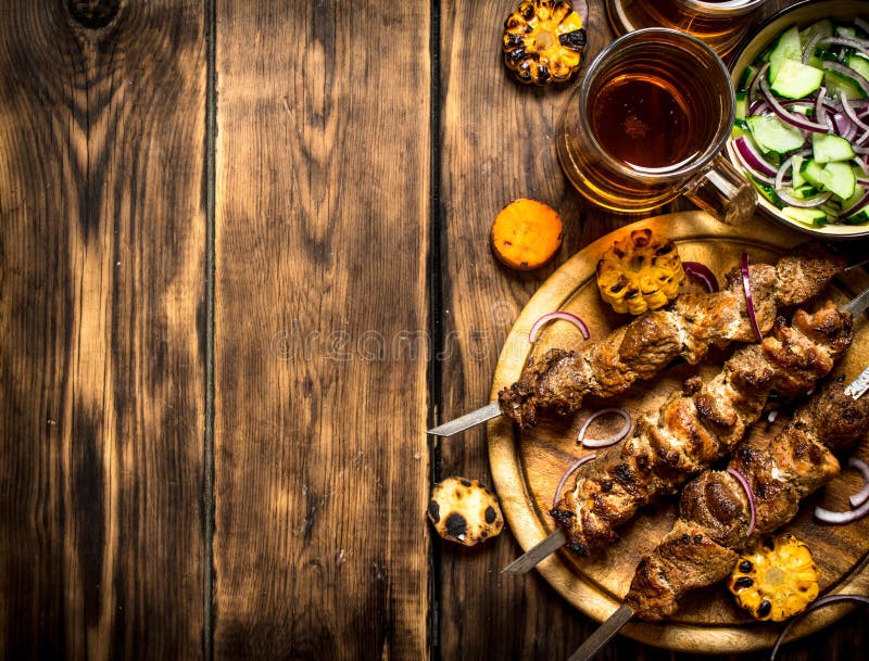 Wieprzowiny kebab z piwem i warzywami obraz royalty free