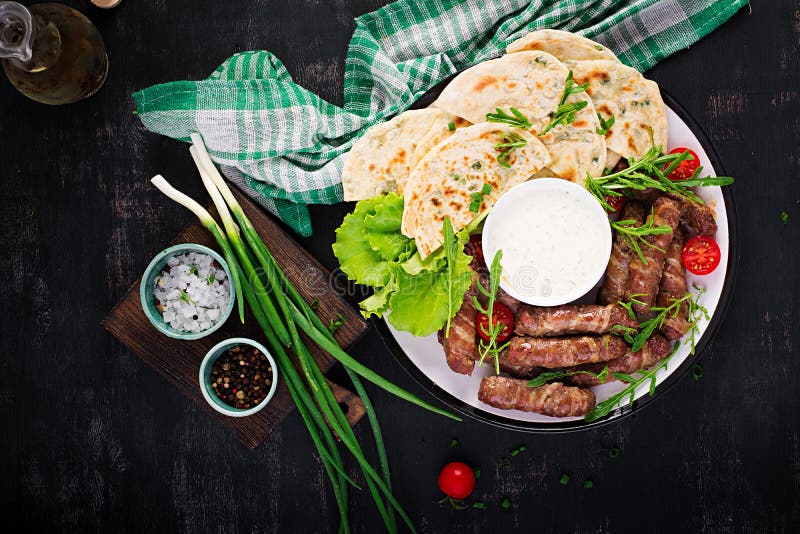 Wieprzowy kebab z chlebem pita z zieloną cebulą. zdjęcia royalty free