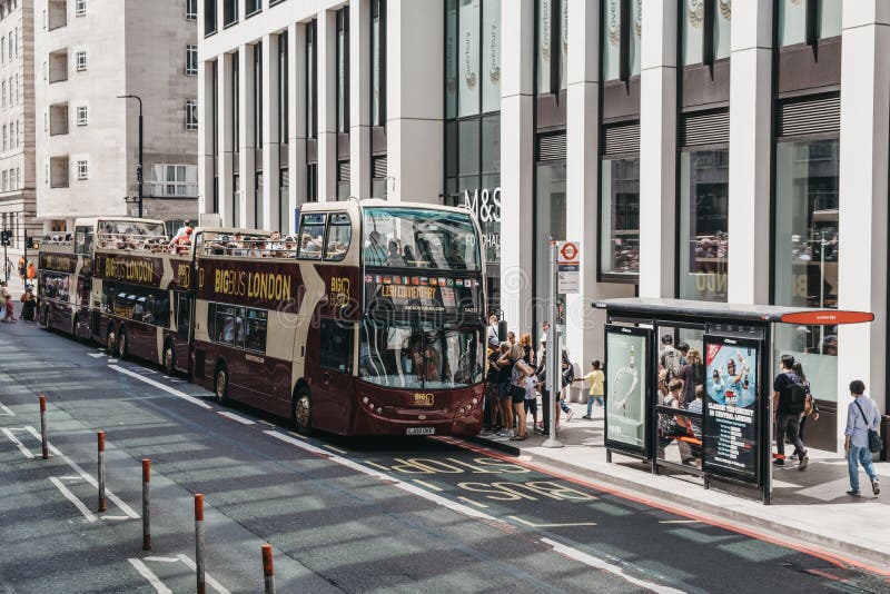 Wiersz Big Bus otwiera najlepsze autobusy wycieczkowe na trasie w Central London, Wlk. Brytania obraz stock Wiersz Big Bus otwiera najlepsze autobusy wycieczkowe na trasie w Central London, Wlk. Brytania obraz stock