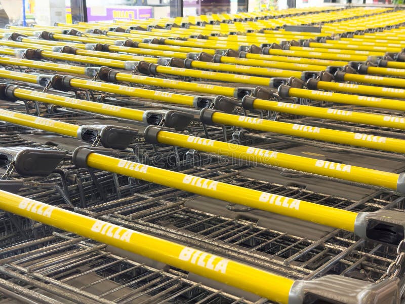 Wiersze żółtych wózków handlowych w supermarketach zdjęcie stock