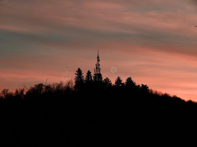Wierza na purpura zmierzchu i wzgórzu zdjęcia stock