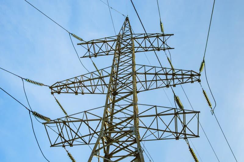 Wierza wysokie woltaż linie energetyczne przeciw niebieskiemu niebu zbli?enie Elektryczno?? przekaz obrazy stock Wierza wysokie woltaż linie energetyczne przeciw niebieskiemu niebu zbli?enie Elektryczno?? przekaz obrazy stock