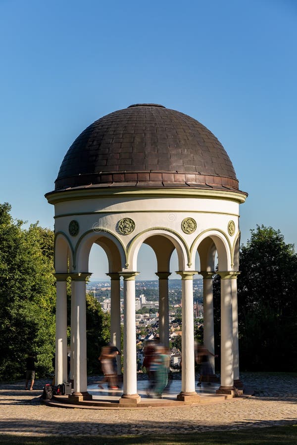 Wiesbaden Nerobergtempel am Sommer mit Tanzenpaaren stockfoto Wiesbaden Nerobergtempel am Sommer mit Tanzenpaaren stockfoto