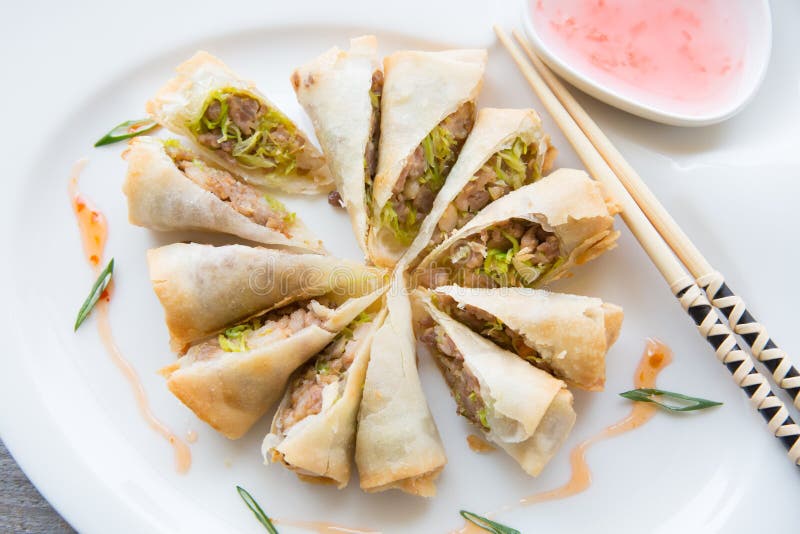 Wietnamczyk smażący springroll zdjęcia royalty free