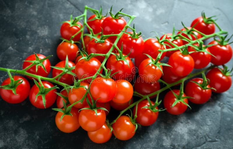 ?wiezi organicznie czere?niowi pomidory na czer? stole zdjęcie stock ?wiezi organicznie czere?niowi pomidory na czer? stole zdjęcie stock