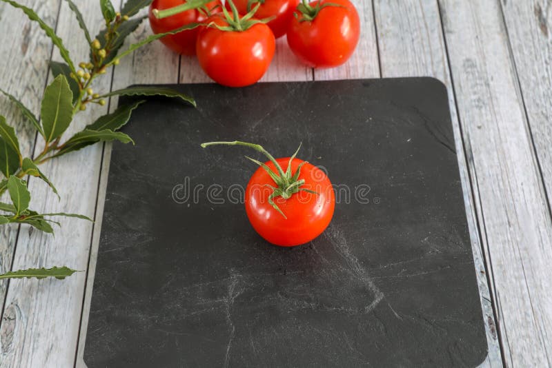 ?wiezi warzywa na drewnianym stole zdjęcie stock ?wiezi warzywa na drewnianym stole zdjęcie stock