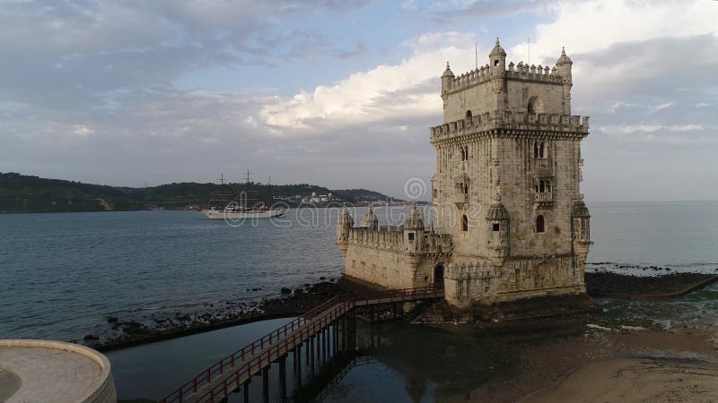 Wieża belems w lisbon w pochmurny poranek