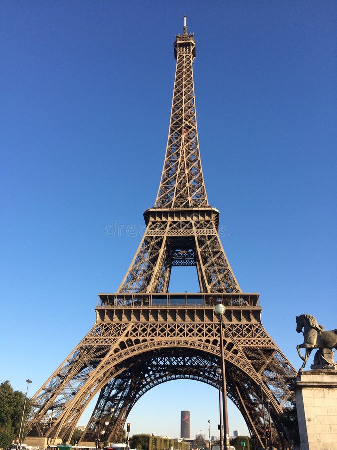 Wieża Eiffla pod niebieskim niebem Paryż Francja