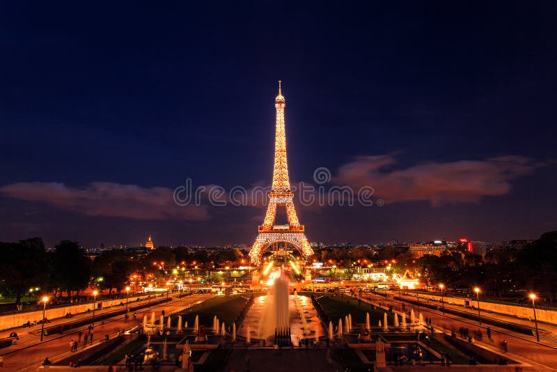 Wieża Eifla przy nocą, Paryż, Francja