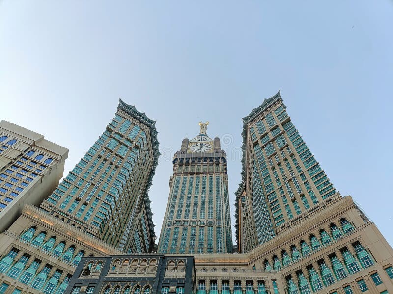 Wieża zegarowa lub wieża abraj al bait niedaleko masjid al haram widziana od dołu z zdjęcie stock