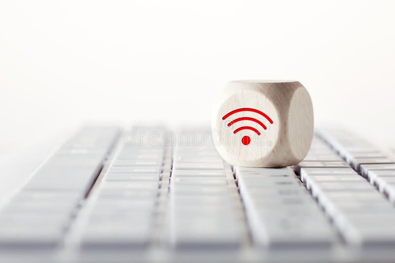 WiFi Symbol auf Holz Würfel auf Computertastatur. WiFi Verbindung mit dem weit entfernten Lernen des Computers oder on-line-Ausbil lizenzfreies stockbild
