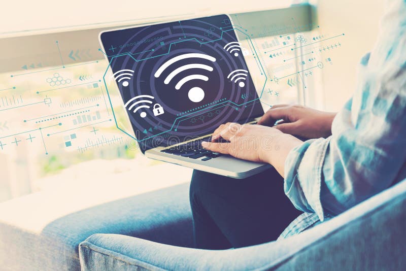 Wifi με τη γυναίκα που χρησιμοποιεί το lap-top στοκ εικόνα με δικαίωμα ελεύθερης χρήσης