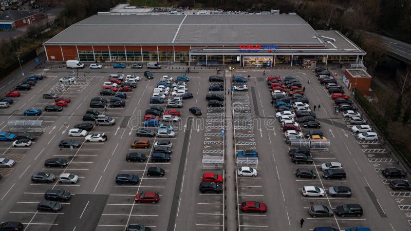 Wigan uk : 10 marca 2022 r. : zdjęcie lotnicze nad sklepem i parkingiem Tesco w punkcie sprzedaży detalicznej. zdjęcia royalty free