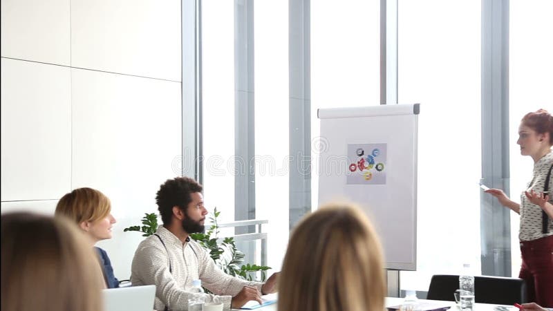 Wijfje die het uitvoerende bespreken met collega's op een vergadering adverteren