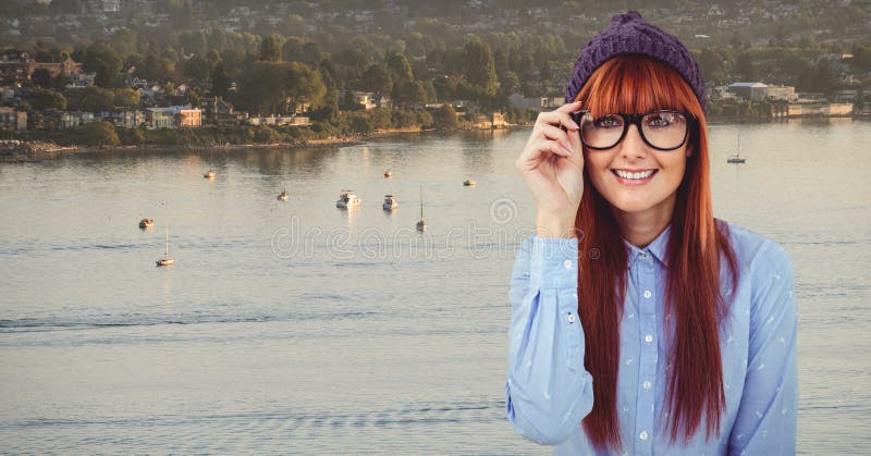 Wijfje die hipster oogglazen dragen tegen meer stock afbeelding Wijfje die hipster oogglazen dragen tegen meer stock afbeelding